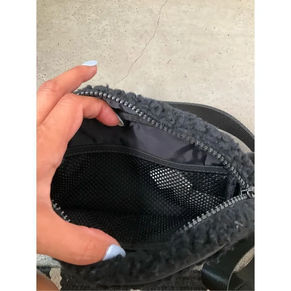 Fabletics The Belt Bag Teddy - Picture 4 of 7